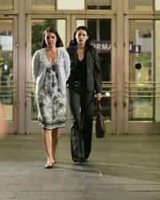 In letzter Sekunde kann Prentiss (Paget Brewster, r.) Susan Jacobs (Suzanne Cryer, l.) stellen, bevor sie noch mehr Unheil anrichtet ...