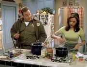 Doug (Kevin James, li.) will testen ob seine Frau Carrie (Leah Remini, re.) eine 'Betrügerin' ist.