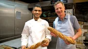 "Backe, backe Baguette": Was dem Deutschen das Graubrot ist dem Franzosen sein Baguette. Das längliche Weißbrot ist hier fester Bestandteil einer jeden Mahlzeit. In Paris findet sogar ein Wettbewerb um das beste Baguette statt. Michael Kessler (r.) besucht den Sieger (l.) des Jahres und lässt sich von ihm in die Geheimnisse der Backkunst einweihen.