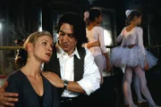 Kommissar Richie Moser versucht die völlig aufgelöste Ballett-Lehrerin zu beruhigen. Ein skrupelloser Verbrecher hat ihre Klasse in seine Gewalt gebracht ...