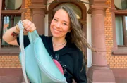 Tanja Hahner mit einer selbstgenähten Tasche für den Weltrekordversuch.