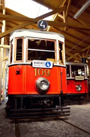 Im Depot von Nahverkehrsmuseum Střešovice, dem Nahverkehrsmuseum Prag, sind Straßenbahnen und auch Busse aus allen Epochen der Großstadt zu bestaunen. Es gilt unter Besuchern als eines der schönsten Nahverkehrsmuseen in Europa. Neben jeder Menge Fahrzeugtechnik finden sich historische Fotos, die die spannende Geschichte des Prager Nahverkehrs erzählen.