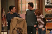 Weil sich Ted (Josh Radnor, l.) an nichts mehr erinnern kann, fragt er Lily (Alyson Hannigan, r.) und Marshall (Jason Segel, M.), ob sie noch etwas vom Abend in der Kneipe wissen ...