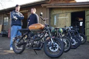 Michael Szpitalny (links) und Marvin Rau aus Hamburg und ihren selbst entwickelten E-Retro–Bikes. In diesem Jahr wollen sie 200 Stück in Handarbeit produzieren