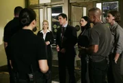 Die sechsjährige Katie Jacobs wird in einer großen Mall entführt. Da es innerhalb kürzestes Zeit bereits das zweite Kind ist, und das erste tot gefunden wurde, wird die BAU hinzugezogen. Reid (Matthew Gray Gubler, r.), Prentiss (Paget Brewster, 3.v.r.), Morgan (Shemar Moore, 2.v.r.), Hotch (Thomas Gibson, M.) und 'JJ' (AJ Cook, 3.v.l.) versuchen alles, um das Mädchen zu retten ...