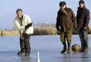Thomas (Harald Krassnitzer, links) und sein Team (Achim Schelhas, rechts und Branko Samarovski) gehen beim Eisstock-Turnier in eine gute Vorlage.