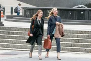 (v.li.): Britt Robertson (Sandra Bell), Hope Davis (Jill Carlan).