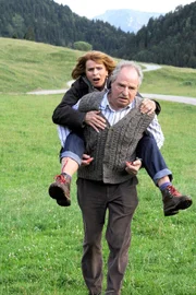 Nach einem gefährlichen Sturz bringt Bernhard (Friedrich von Thun) seine Claire (Senta Berger) heldenhaft in Sicherheit.