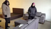 Brigitte, 70 Jahre alt, sucht mit ihrer Tochter Jana im An- und Verkauf nach einer neuen Couch, die ihren Ansprüchen genügt.