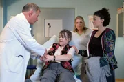Dr. Roland Heilmann (Thomas Rühmann, li.) untersucht Elfriede Machold (Karin Oehme, 2.v.li.). Zur Beruhigung von Elfriedes Enkelin Rike (Liza Tzschirner, re.) kann Roland einen Schlaganfall ausschließen. Er möchte aber gern weitere Untersuchungen durchführen und bittet Schwester Miriam (Christina Petersen, 2.v.re.) ein Zimmer für Frau Machold fertig zu machen.