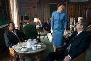 Alison Wilson (Mitte, Ruth Wilson) und Shahbaz Karim (r., Anupam Kher).