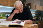Otto Stein (Rolf Becker) hat das Kochbuch seiner verstorbenen Frau Charlotte gefunden. Darin hat sie die Lieblingsgerichte der gesamten Familie aufgeschrieben.