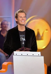 Moderator Malte Arkona stellt die Kandidaten vor knifflige Aufgaben.