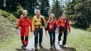 Die Bergretter Markus (Sebastian Ströbel, 2.v.l.), Katharina (Luise Bähr), Tobi (Markus Brandl, r.) und Michi (Robert Lohr, l.) sind auf der Suche nach der Vermissten.