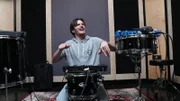 Der Loopstation Musiker Luka Krause (Künstlername Friidon) bei der Arbeit an der Loopstation in einem Proberaum in Berlin.
