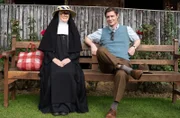 Sister Boniface (Lorna Watson, li.), Di Sam Gillespie (Max Brown, re.)