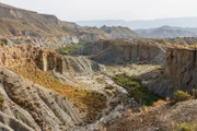 Dass Andalusien die trockenste Region Europas ist, ist an der Wüste von Tabernas sichtbar: Lavaklippen werfen kantige Schatten, hohe Dünen stehen als silbrig schimmernde Sandberge vor dem Horizont.