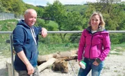 Anna Lena Dörr mit Tierpfleger Peter Gerharz nach der Raubtierfütterung im Tierpark Westerwald in Gackenbach.