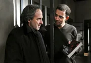 ARD STURM DER LIEBE FOLGE 1276, am Donnerstag um 15:10 Uhr im ERSTEN. Lenas Ex-Mann Stephan (Patrick Wolff, r.) macht Curd (Holger Gotha, l.) in der Zelle ein lukratives Angebot.
