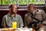 Der Polizeichef Selwyn Patterson konfrontiert Mr. West mit dem Einbruch in Inspector Parkers Haus.