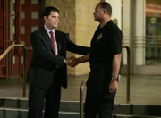 Gute Arbeit: Hotch (Thomas Gibson, l.) bedankt sich bei einem Sicherheitsbeamten für dessen Hilfe ...