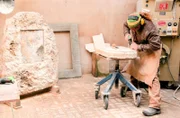Steinmetz Ralf Baumgarten in einer Werkstatt in Burgtonna
