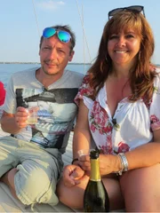 Ingo und Marion sind nun am Gardasee und machen einen tollen Bootsausflug. Sie schlürfen Prosecco an Board und sonnen sich auf Deck, ganz nach Marions Geschmack.