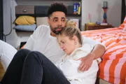 Cecilia (Carina Koller) findet kaum Trost in Theos (Julius Dombrink) Armen.