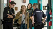 Alvaro Krupp Casado (Félix Herzog, li.) stellt Sophie Maibach (Anke Retzlaff, Mitte) ihrem Chef Enzo Domingo-Juarez (Oscar Ortega Sánchez, re.) vor.