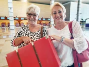 Tina (56, Erzieherin, l.) und Anja (52, Schulungsleiterin) aus Essen