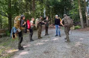 Danny Morgenstern (2ter v.re.) lernt bei der "Bushcraft Family" die Kunst in freier Natur zu leben.