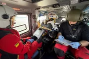 Notfallsanitäterin Carola Rieken und Notarzt Christopher Görsch mit einer Patientin auf dem Weg ans Festland.
