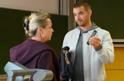 Die Wissenschaftler Hannah Havas (Katharina Pichler, l.) wird von Jakob Frings (Max König, r.) zum Verhältnis zur Ermordeten befragt.