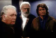 Jonathan (Michael Landon, r.) und Mark (Victor French, M.) haben den Geschäftsmann Ronald Hays (John Finnegan, l.) 30 Jahre in die Zukunft transportiert, wo er seine Fehler direkt vor Ort begutachten kann.