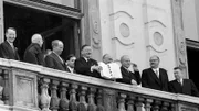 Außenminister Leopold Figl zeigt der versammelten Masse vor dem Belvedere den unterzeichneten Staatsvertrag.