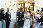 Svea Classen (Paula Kalenberg) und Peter Pirnegger (Sebastian Wendelin) geben sich in Peters Heimatort das Ja-Wort