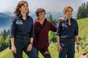 Ein Hubschrauber naht. Wer sitzt da wohl drin? Die junge Frau (Pauline Fusban, M.) entpuppt sich als nicht so hilsbedürftig, wie angenommen. (v.l.n.r. Marlene Morreis, Pauline Fusban, Doris Schretzmayer)