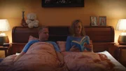Irma (Elisa Beuger) liest ein dickes Buch, um sich auf den Buchclub vorzubereiten.