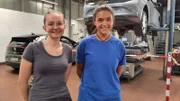 Seit ihrer Kindheit schrauben Nadine (li.) und Amanda an Autos.