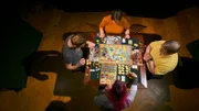 hr-fernsehen BOARD GAMES (3), Nichts ist unschuldig, Dreiteilige Reihe von Davide Di Dio und Alisa Schmitz, am Mittwoch (11.06.25) um 01:00 Uhr. Die Spielgruppe spielt das Brettspiel Terra Mystica. Dieses Bild kann für alle drei Teile verwendet werden.