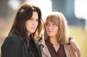 Alice (Nina Gummich) mit ihrer Lebensgefährtin Ursula (Katia Fellin).