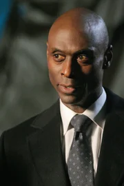 Neue mysteriöse Geschehnisse beschäftigen Broyles (Lance Reddick) und sein Team ...