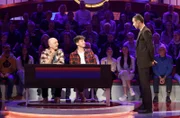 Moderator Kai Pflaume (r.) mit Rateteam-Kapitän Bernhard Hoëcker (l.) und dem Musiker und Autor Lukas Niemscheck (M.).
