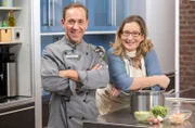 Moderatorin Yvonne Willicks (r) und Koch André Karpinski haben den Check gemacht: Mit Curry und Minestrone wurden sowohl gebrauchte als auch die drei Edelstahlkochtöpfe untersucht. Welche Kochtöpfe konnten sie überzeugen? Die Haushalts-Checkerin und der Koch-Experte möchten ebenfalls herausfinden, wie gut es sich mit gebrauchten Töpfen kochen lässt.