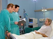 Dr. Achim Kreutzer (Johannes Steck, li.) und Dr. Brentano (Thomas Koch, mi) beraten sich.