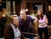 Arthur (Jerry Stiller, li.) geht Carrie  (Leah Remini, re.) und Doug (Kevin James) oft ziemlich auf die Nerven. Jetzt sind sie mal so richtig allein...