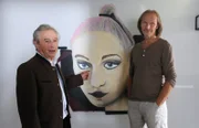Eine Wand des Kiosks ist mit einem kunstvollen Graffiti besprayt worden. Von links: Michael Gerstl (Gerd Lohmeyer) und Sascha Wagenbauer (Eisi Gulp).