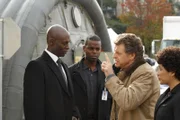 Versuchen, den merkwürdigen Geschehnissen auf die Spur zu kommen: Broyles (Lance Reddick, l.), Agent Hubert (Demore Barnes, 2.v.l.), Walter (John Noble, 2.v.r.) und Astrid (Jasika Nicole, r.) ...