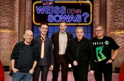 Moderator Kai Pflaume (M.) und seine Rateteam-Kapitäne Bernhard Hoëcker (l.) und Elton (r.) begrüßen in dieser Sendung den Kabarettist, Mathias Richling (2.v.l.) und den Satiriker Oliver Kalkofe (2.v.r.).
