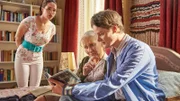 Waltraud (Hedi Kriegeskotte, M.) hat Besuch von ihrem charmanten Verwandten Karl (Johannes Franke) bekommen. Er zeigt ihr die Gräber ihrer Vorfahren, um die sich Karl liebevoll kümmert. Magda (Verena Altenberger) verfolgt das Gespräch interessiert.